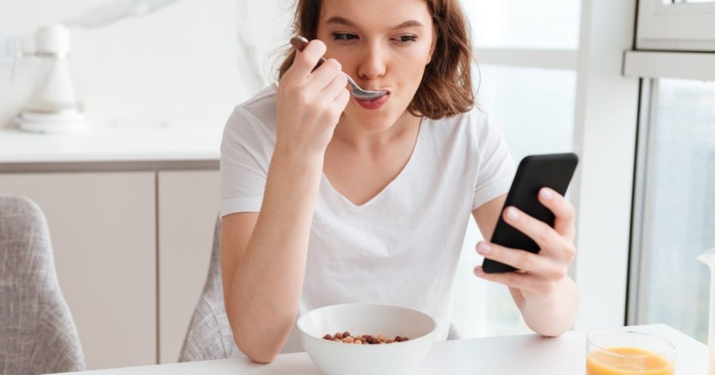 ¿Comes mirando el celular? Especialista explica por qué podrías terminar comiendo más