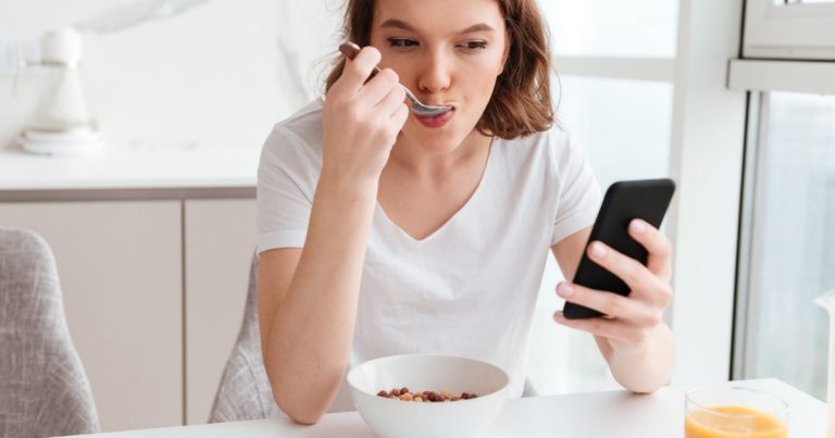 ¿Comes mirando el celular? Especialista explica por qué podrías terminar comiendo más