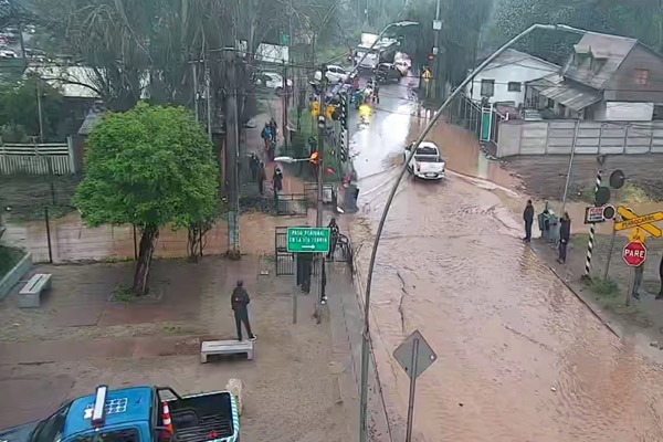 Desborde de estero provoca inundaciones y obliga a suspender el tránsito en Lampa
