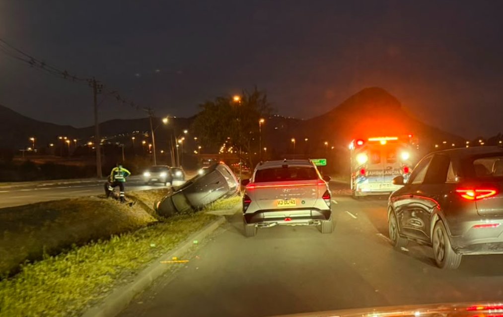 Grave accidente deja un auto volcado en Colina y obliga a restringir el tránsito