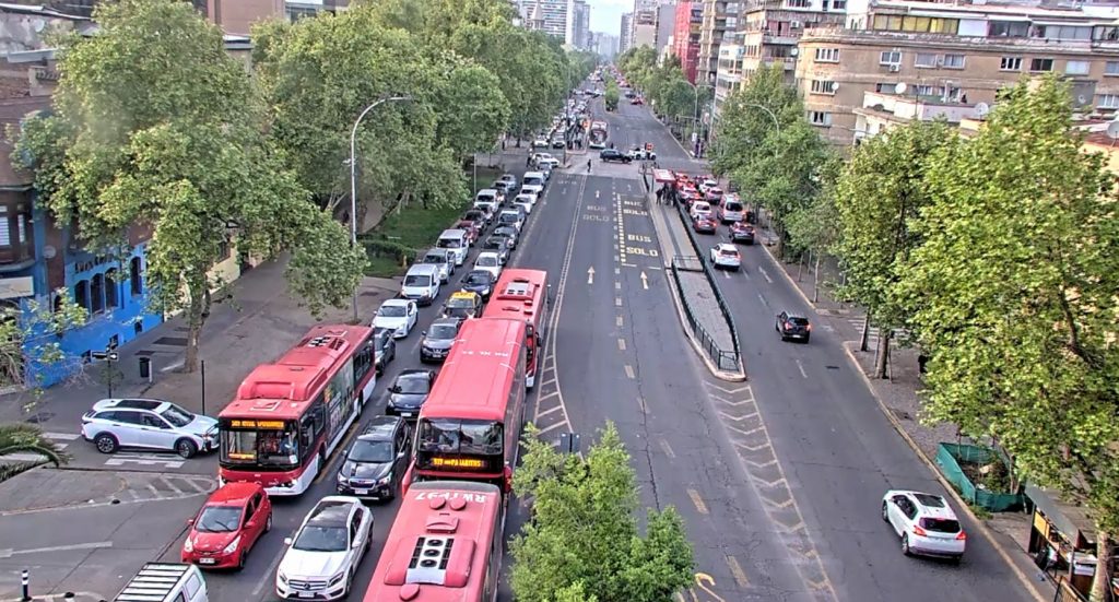 Advierten por enorme congestión en Providencia tras falla de semáforos en Plaza Baquedano