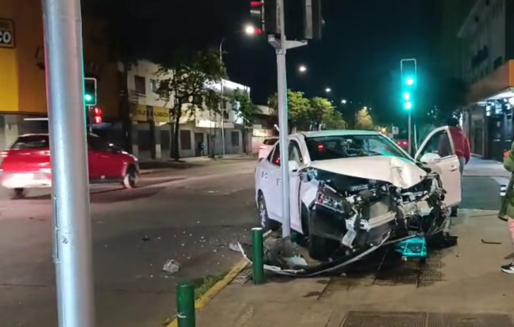 Colisión de vehículos complica el tránsito en Santiago: hay restricción de pista en este cruce