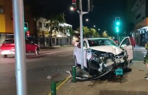 Colisión de vehículos complica el tránsito en Santiago: hay restricción de pista en este cruce