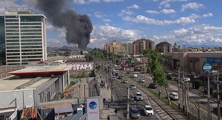 Incendio en el Teatro Municipal de Maipú provoca gigantesca columna de humo: Revisa los desvíos de tránsito