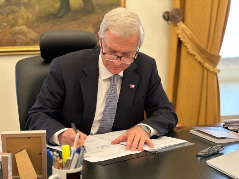 Kast promulga Ley de Reconstrucción Nacional que busca impulsar inversión y empleo en Chile