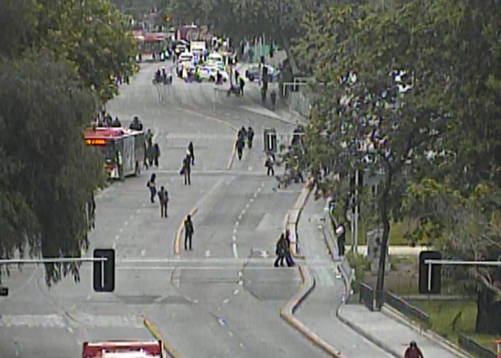 Anuncian desvíos en la Alameda por incidentes fuera del Instituto Nacional