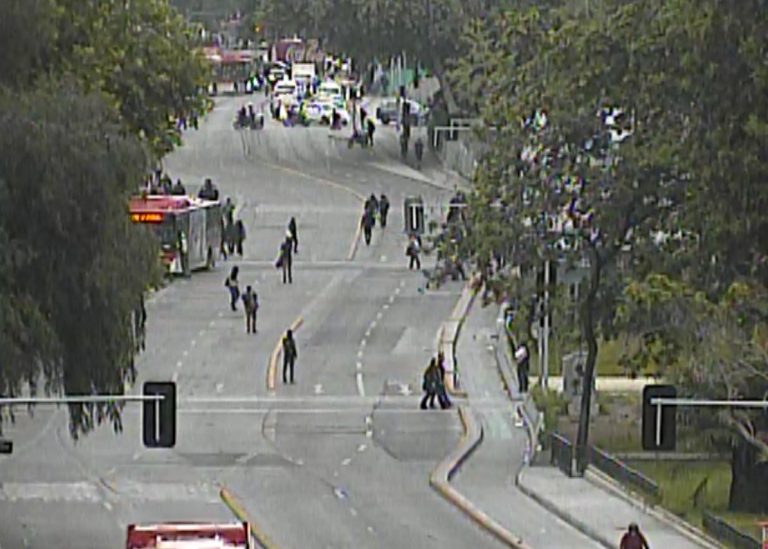 Anuncian desvíos en la Alameda por incidentes fuera del Instituto Nacional