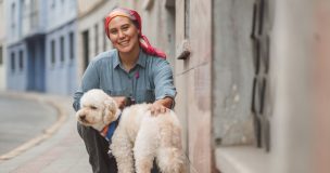 “Héroes de cuatro patas”: exposición gratuita muestra cómo las mascotas acompañan durante el cáncer de mama
