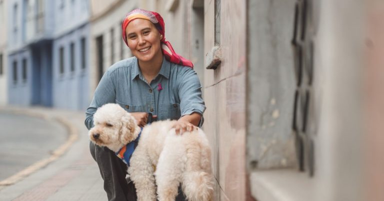 “Héroes de cuatro patas”: exposición gratuita muestra cómo las mascotas acompañan durante el cáncer de mama