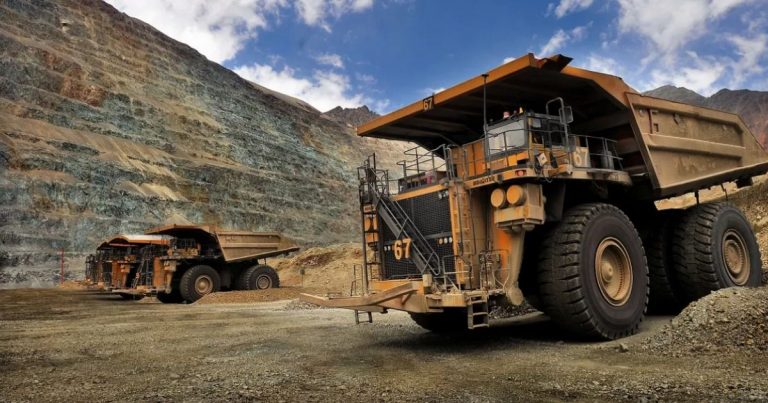 Exministro de Minería advierte que Chile avanza más lento que Perú y Argentina: “Tenemos que hacer ajustes”