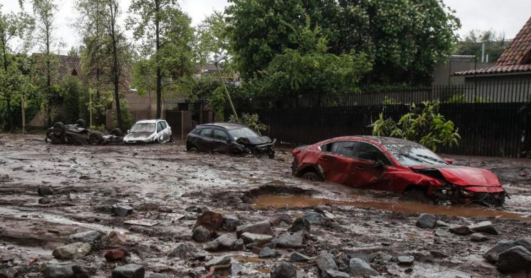 Vuelven las lluvias a Santiago: revisa si tu seguro cubre inundaciones, aluviones y daños al auto