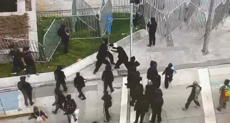 Marcha por el Día del Encuentro de dos Mundos termina con 17 detenidos en el centro de Santiago