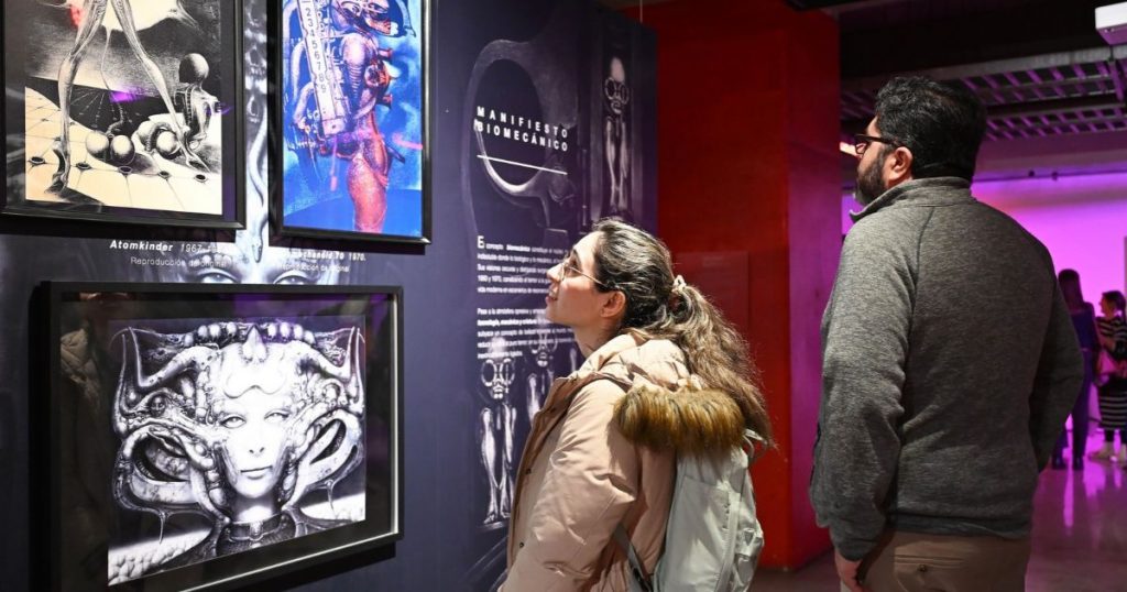 “Alien” llega gratis al Metro de Santiago: dónde y hasta cuándo visitar la muestra de H.R. Giger