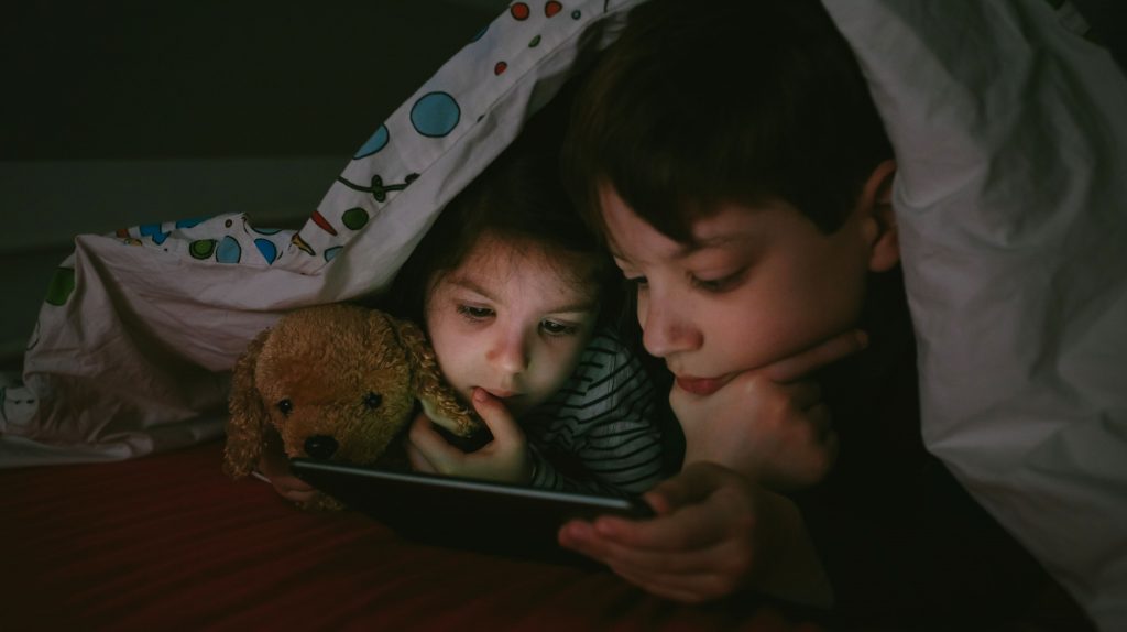 ¿Tus hijos usan el celular antes de dormir? Esto es lo que le puede estar pasando a su crecimiento