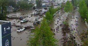 Aluvión en Las Condes deja vía inundada y vehículos arrastrados: llaman a no transitar por General Blanche