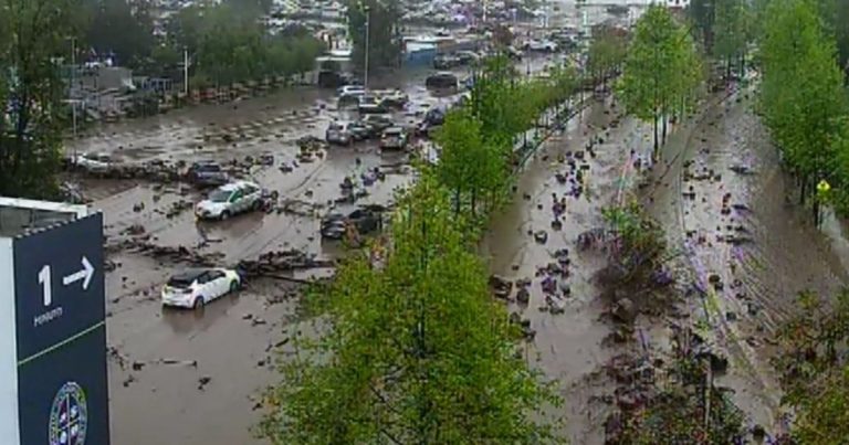 Aluvión en Las Condes deja vía inundada y vehículos arrastrados: llaman a no transitar por General Blanche