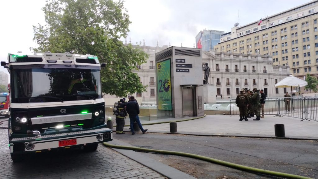 Alerta por emanación de humo obliga a desviar tránsito en Teatinos: Bomberos trabaja en el lugar