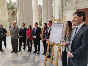 Oficialismo firma compromiso contra la violencia a días del 18-O y emplaza a la izquierda a condenar posibles incidentes