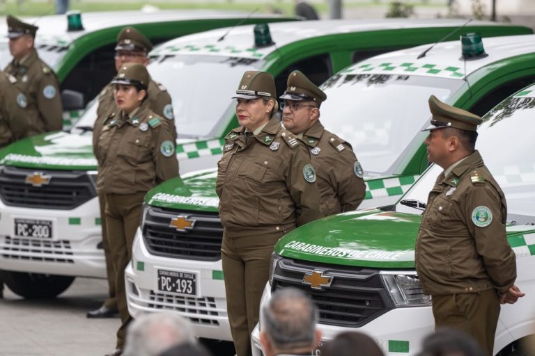 Carabineros incorpora 30 nuevos vehículos para reforzar el trabajo comunitario en diez regiones