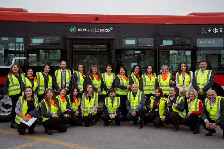 Mujeres se convierten en conductoras de buses RED: alianza con SernamEG abre nuevas oportunidades laborales