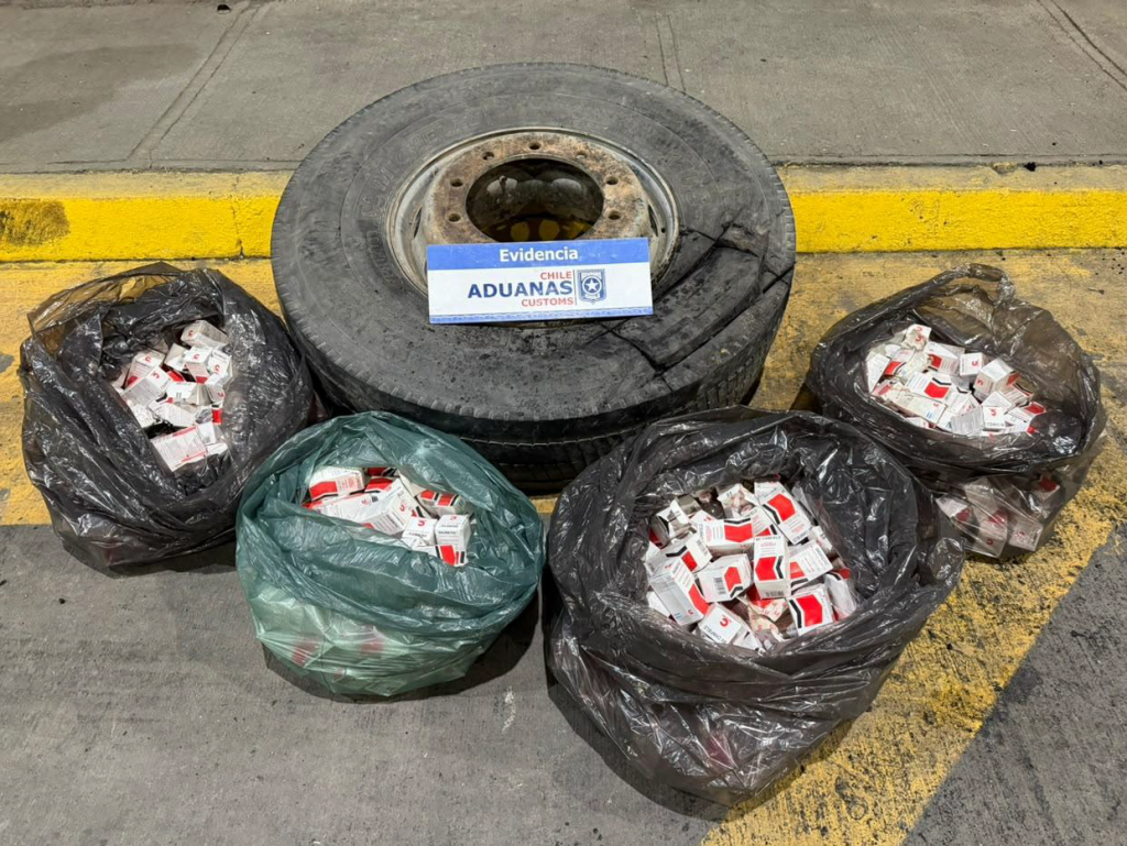 Los descubrieron con rayos X: camión intentó ingresar a Chile con cientos de medicamentos ocultos en una rueda