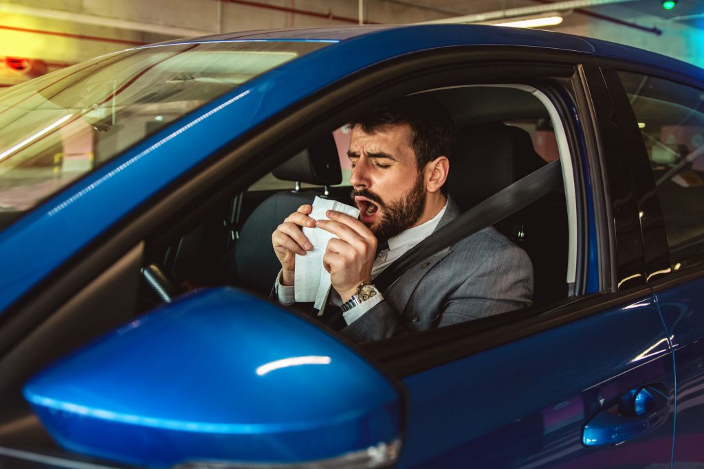 ¿Estornudas apenas te subes al auto? Especialistas explican la causa y advierten riesgo vial 