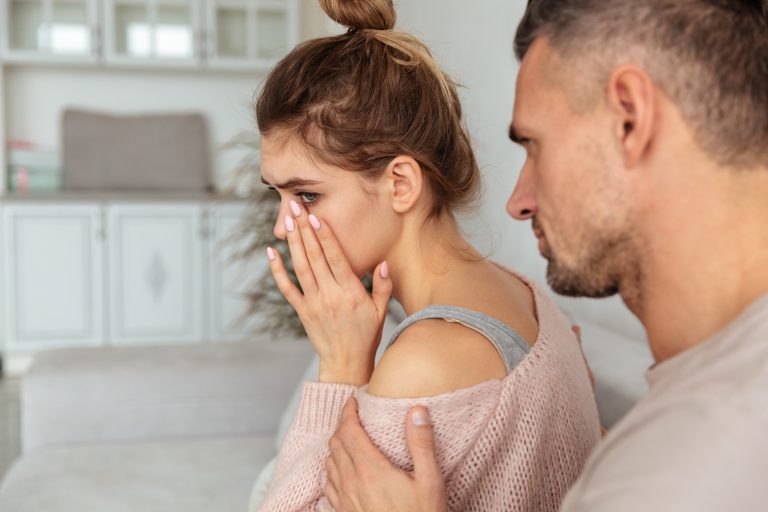 Psicólogo revela cómo reconocer los rasgos narcisistas y enfrentar sus efectos en una relación