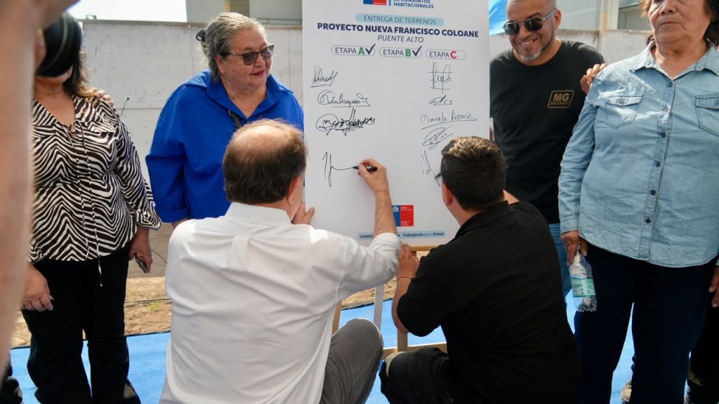 Bajos de Mena tendrá 79 nuevas viviendas: ministro Poduje anuncia cuándo estarán listas