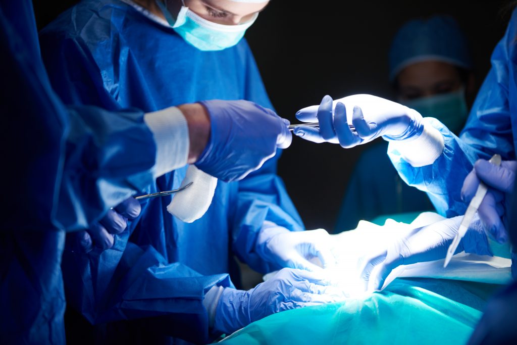 Clínica Universidad de los Andes abre 40 cupos gratuitos para cirugías oncológicas robóticas: ¿quiénes pueden postular?
